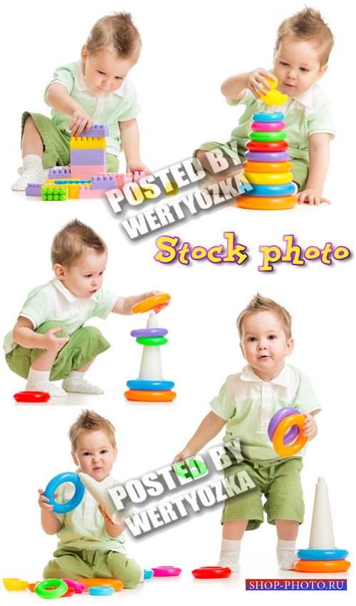 Малыш с пирамидкой и конструктором / Kid plays with the pyramid - stock photos