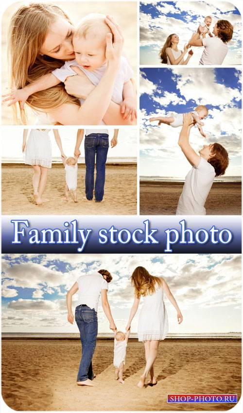 Счастливая семья на морском побережье - сток фото