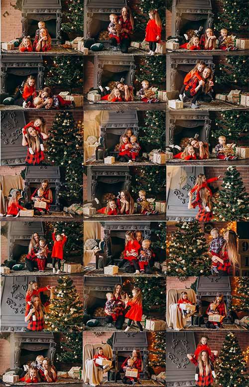 Мать с детьми у новогодней ёлки - Растровый клипарт / Mother with children at the New Year tree - Raster clipart